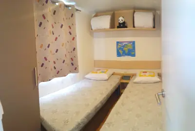 Une chambre avec deux lits simples