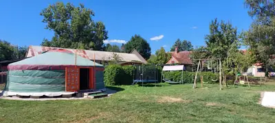 Les jeux d'extérieur installés dans le jardin