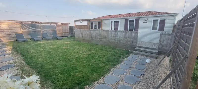 Le mobil-home et sa terrasse couverte