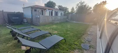 Le mobil-home vu du jardin privatif