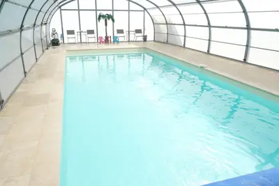 La piscine couverte et chauffée