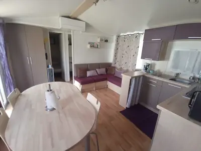 Le salon et le coin cuisine du mobil-home