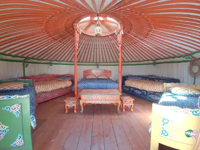 Intérieur de la yourte cocon et ses couchages