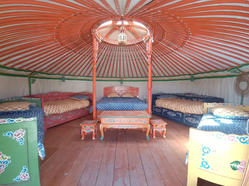L'intérieur de la yourte cocon et ses couchages