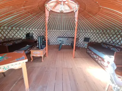 Intérieur de la yourte salle de jeux