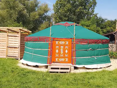 La yourte salle de jeux vue de l'extérieur