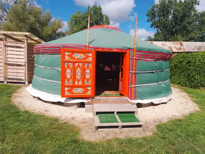 La yourte salle de jeux ouverte sur le jardin